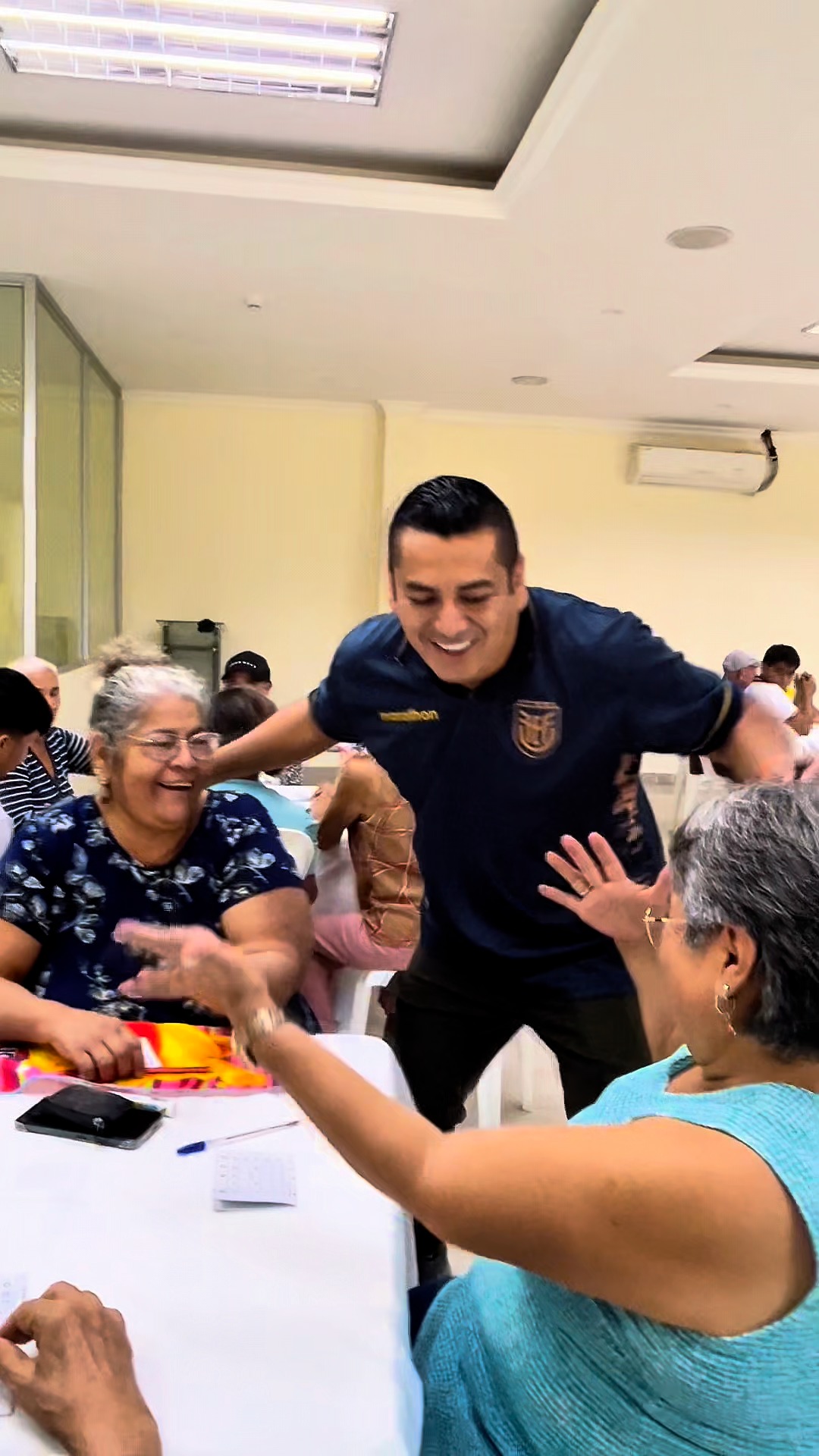 Adultos mayores de Palestina disfrutan de tarde lúdica con bingo municipal