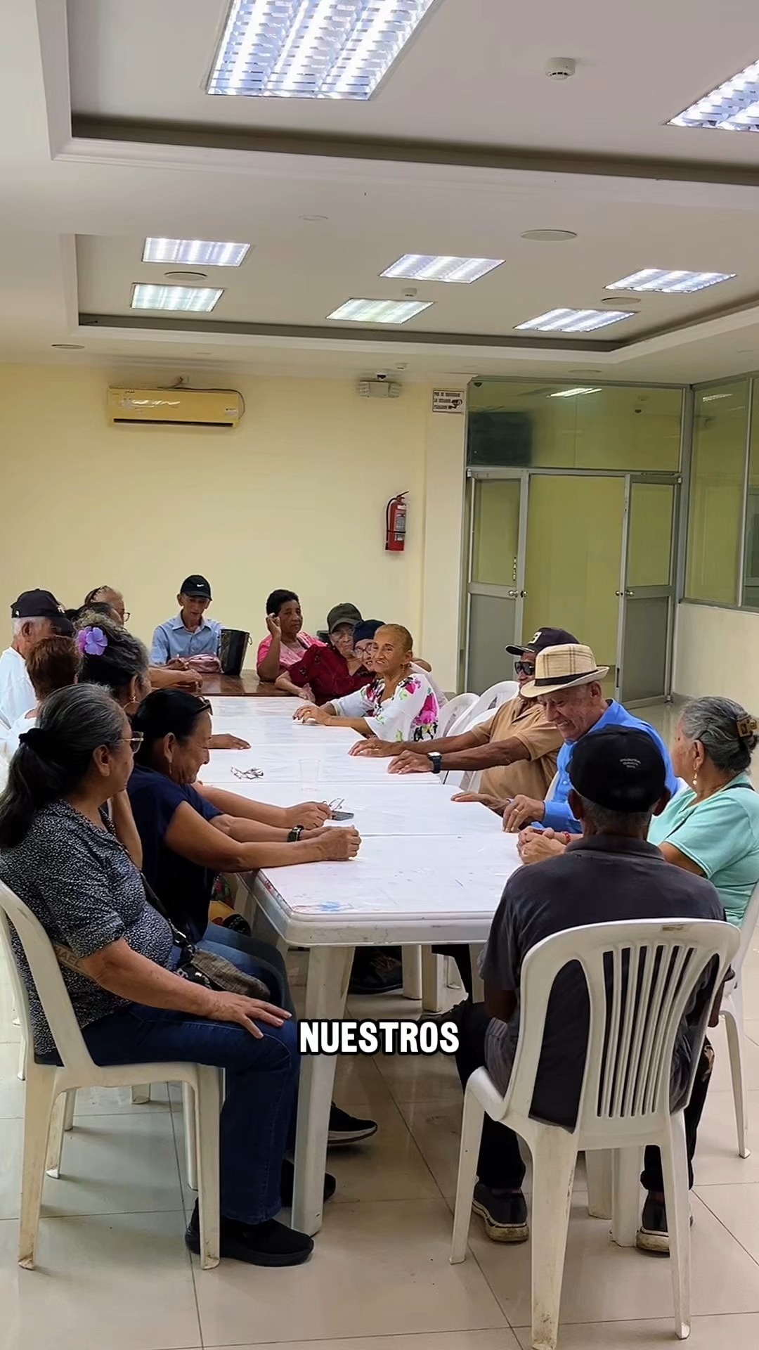 Adultos mayores disfrutan de jornada musical en el centro Modesto Suárez
