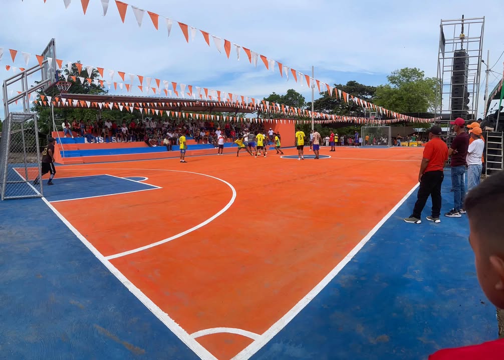 Cancha techada y graderíos abren sus puertas en San Vicente de la Librada